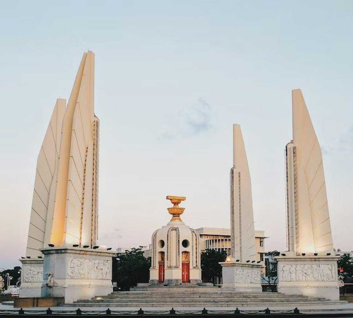 democracy monument bangkok.jpg