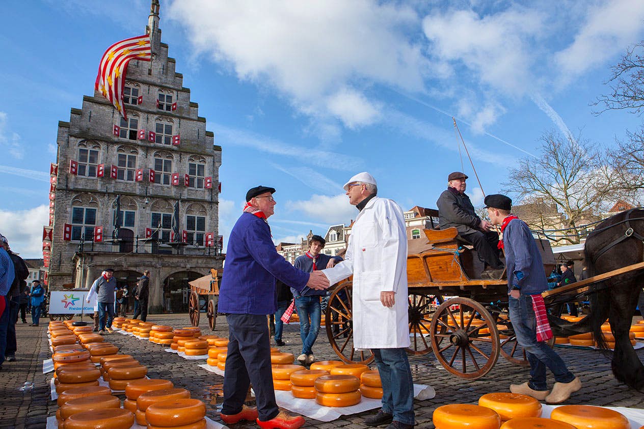 Amsterdam: Traditional Dutch Cheese Market Tour