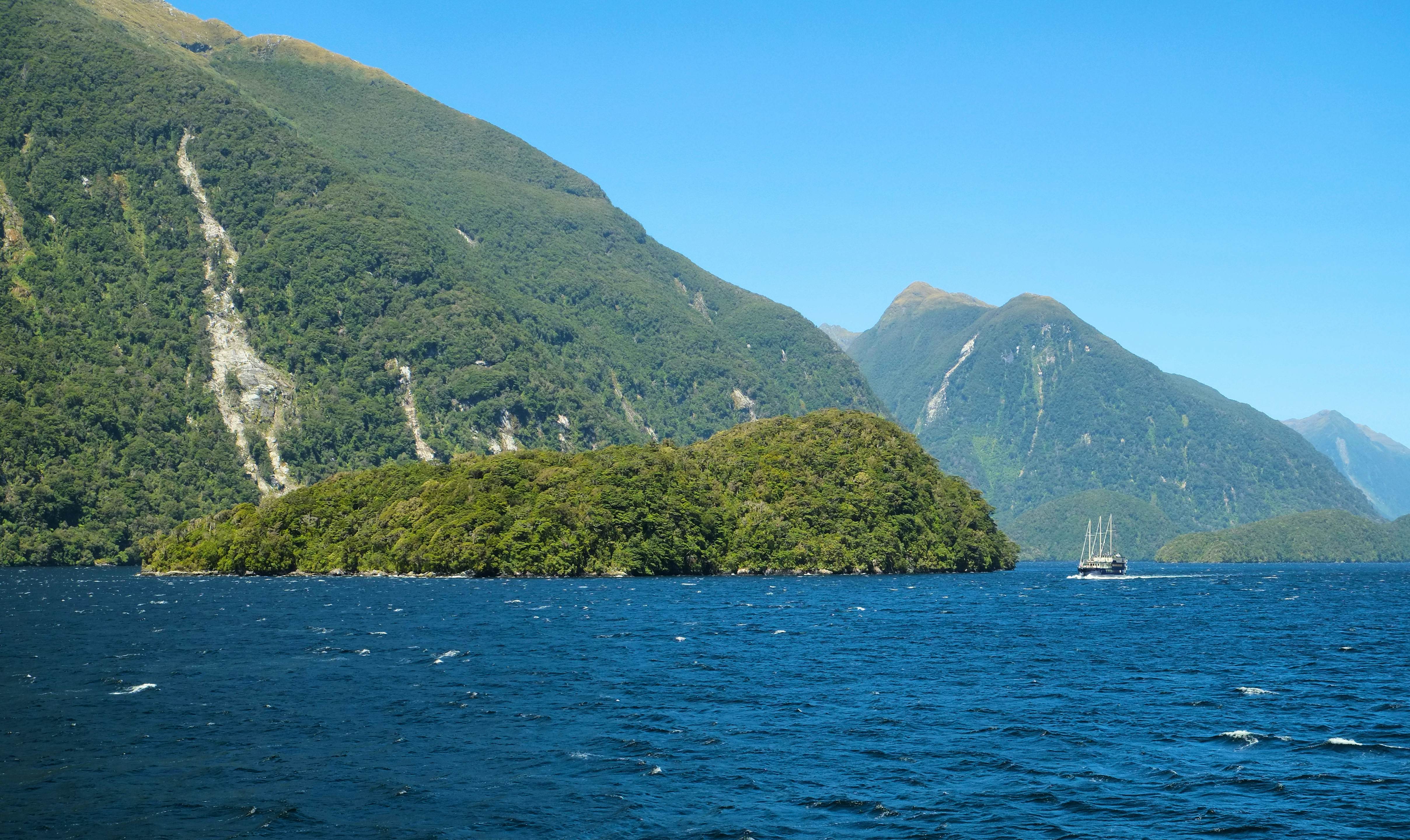 Magical experience and stunning scenary at the Doubtful Sound Wilderness cruise and Fiordland National Park