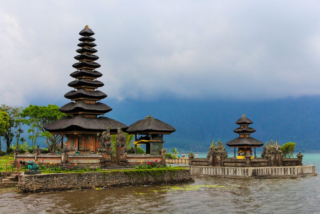 Guided Bali Tour: Ulun Danu Beratan Temple & Tanah Lot 