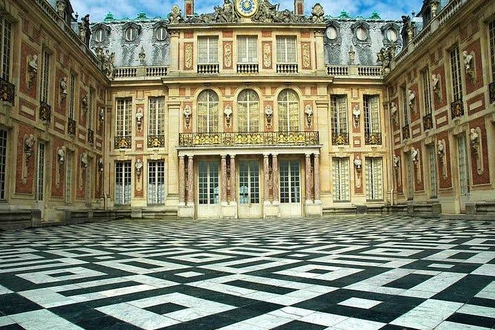 Versailles Guided Tour and Priority Access with Agency Pick up from Paris