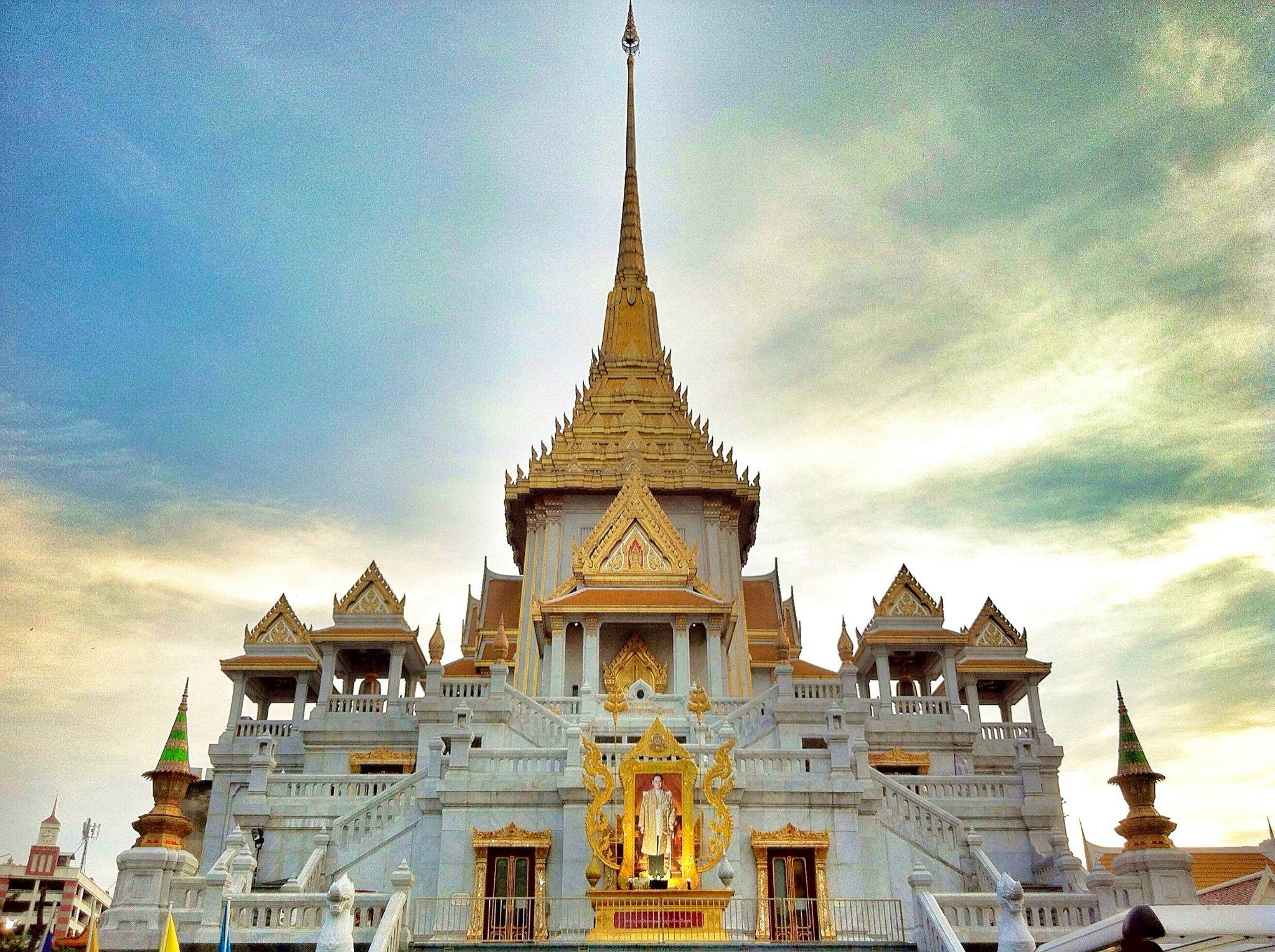 Bangkok-City Tour (Wat Traimit + Wat Mahapruttaram with Gems Gallery) With SIC Transfers 