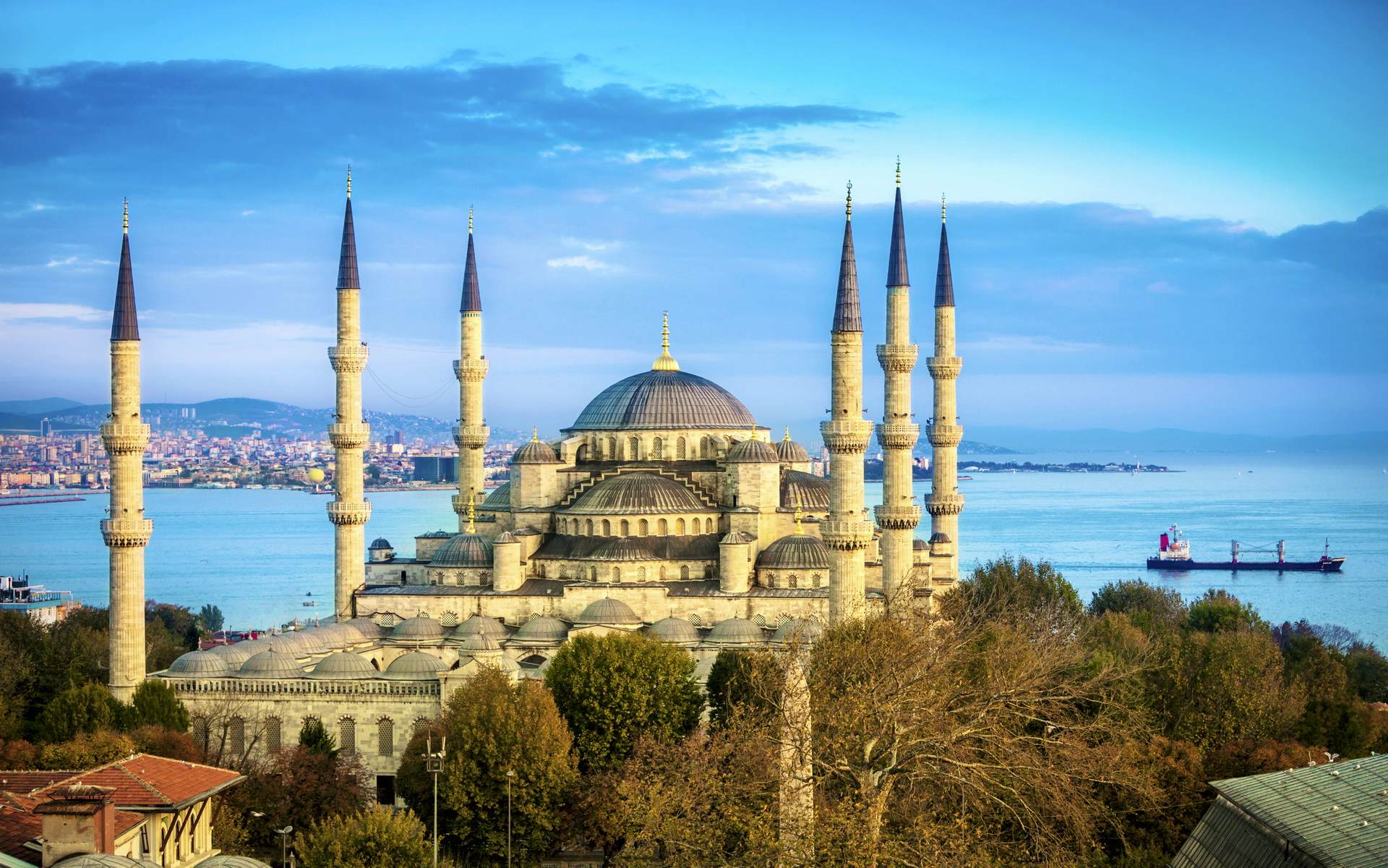 Half Day Istanbul Private sightseeing tour (Sultanahmet District + Hippodrome + German Fountain + Sultanahmet Square + Hagia Sophia Mosque + Blue Mosque +  Basilica Cistern + Topkapi Palace)