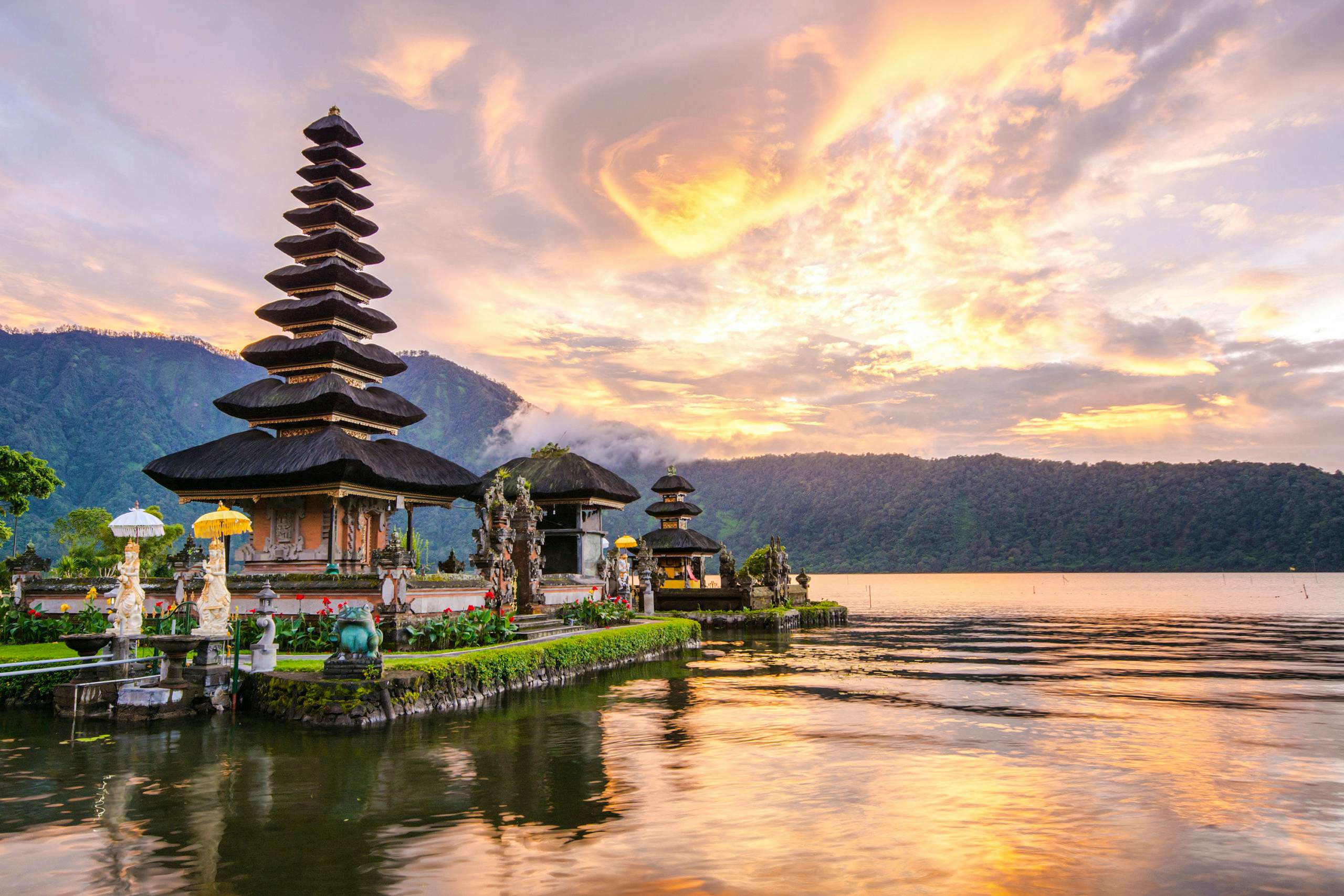 Scenic Day Tour: Ulun Danu Beratan Temple & Handara Gate