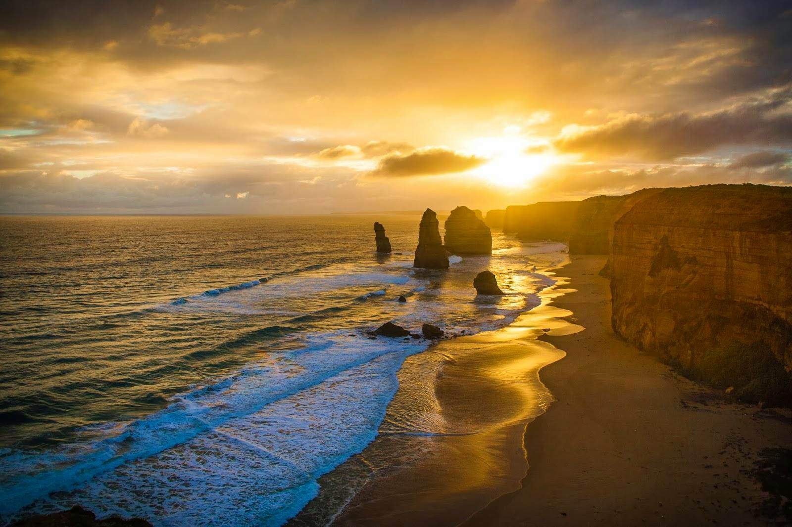 Great Ocean Road Tour with Instagram Sunset views at 12 Apostles from Melbourne