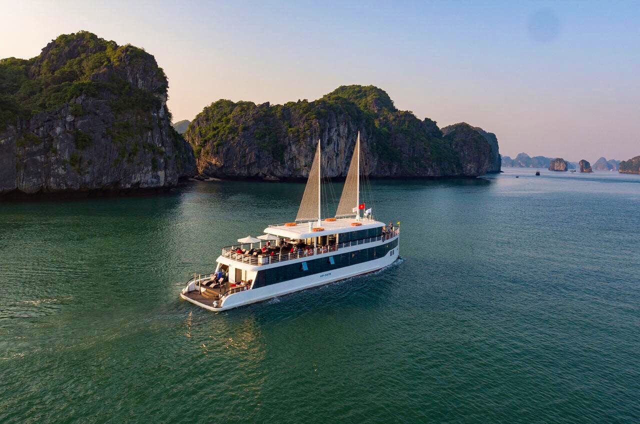Full-day Halong Day Tour With Shared Transfer and Cruise 