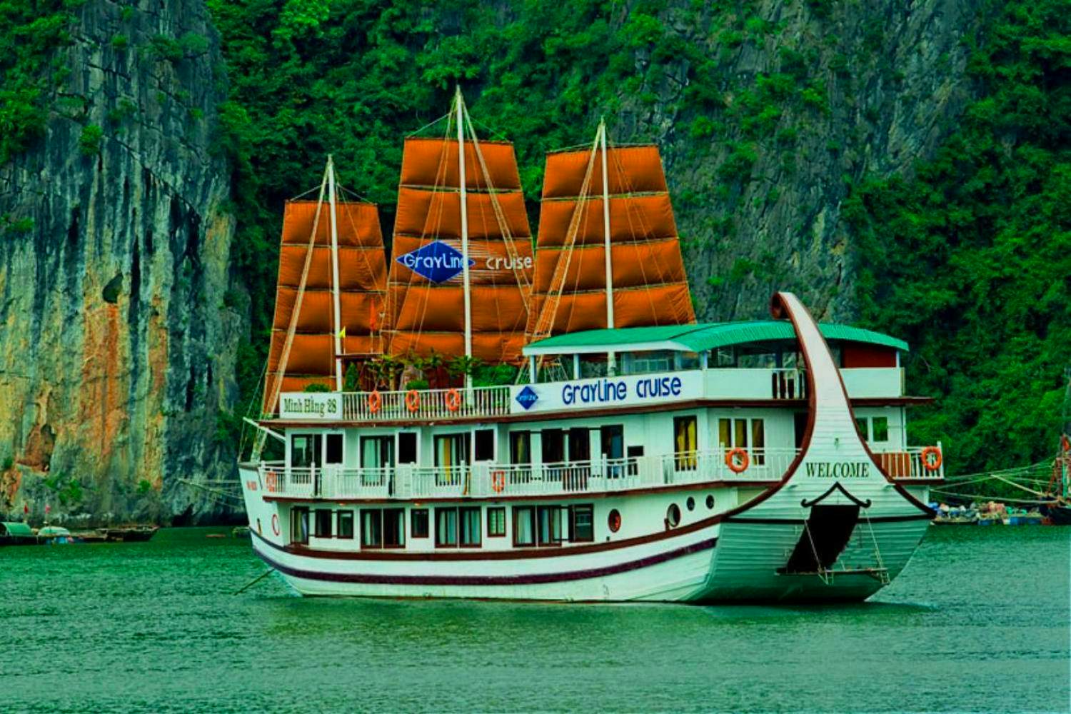 Halong Bay Boat Cruise with Lunch