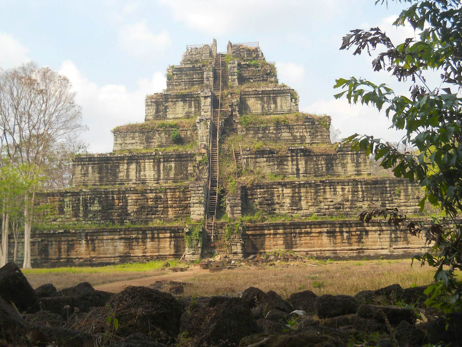 Koh Ker and Beng Mealea Day Tour