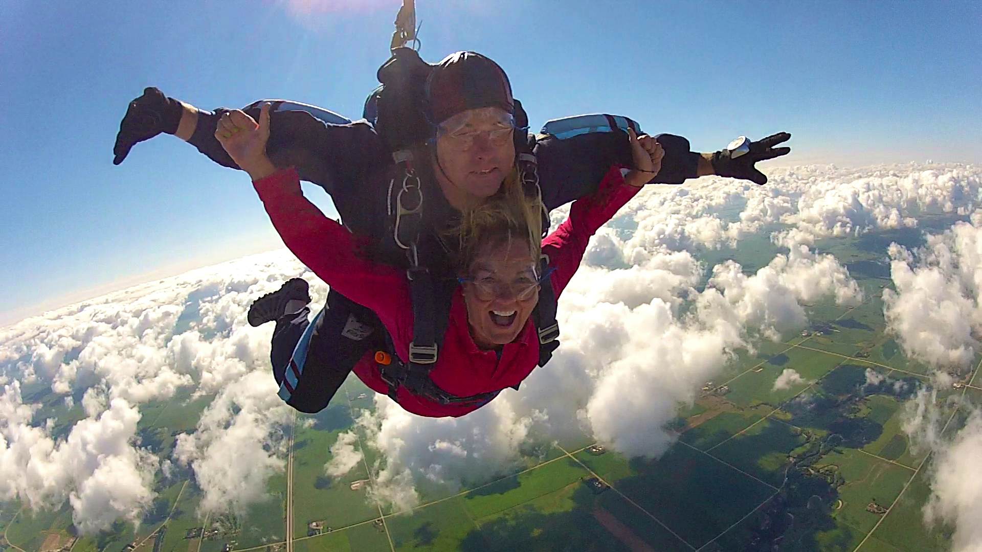 Tandem skydiving adventure exposed to brilliant views of the city(SELF EXPLORATION)