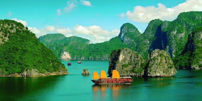 Blissful 4 nights vietnam package with Hanoi and Halong Bay Overnight Cruise