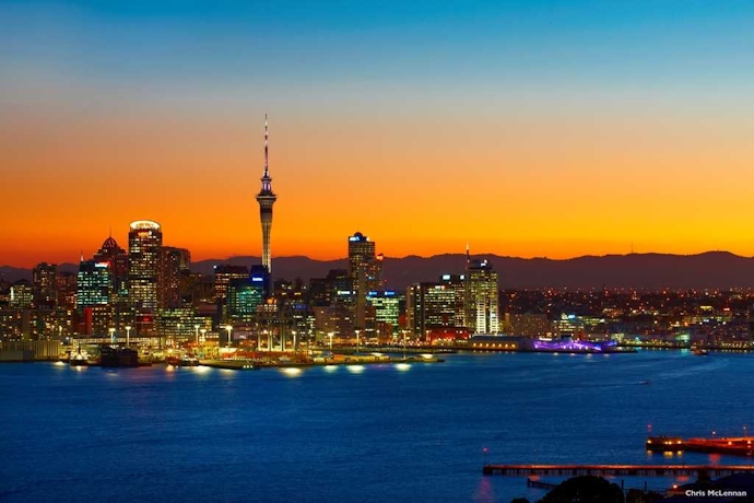 8 nights in Auckland and Sydney at low cost