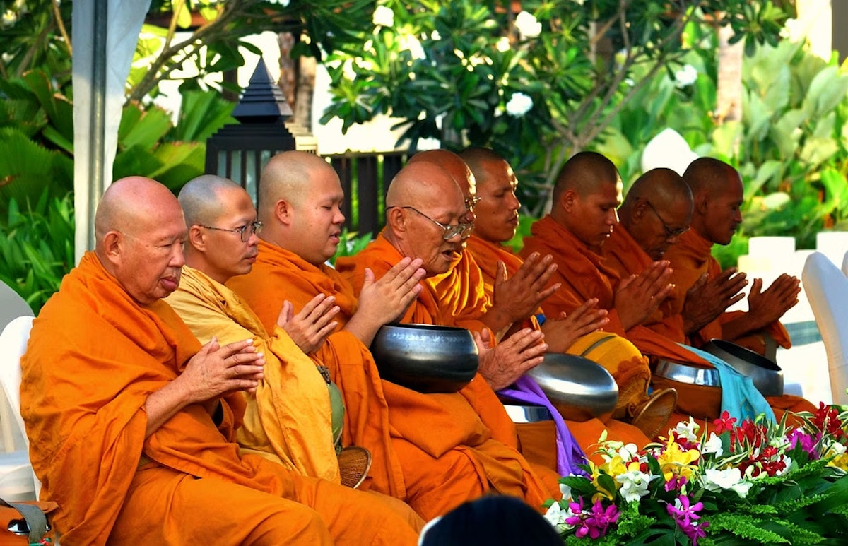 offer-alms-to-monks